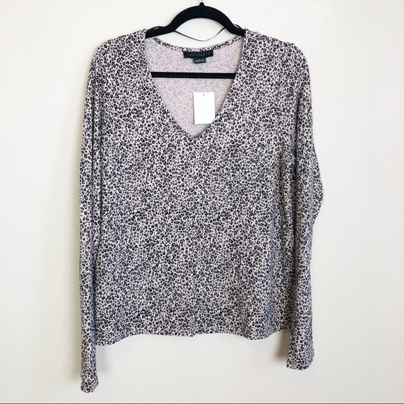 New Sanctuary V-neck Cozy Pocket Sleeve Top in Mini Leopard - Picture 3 of 10